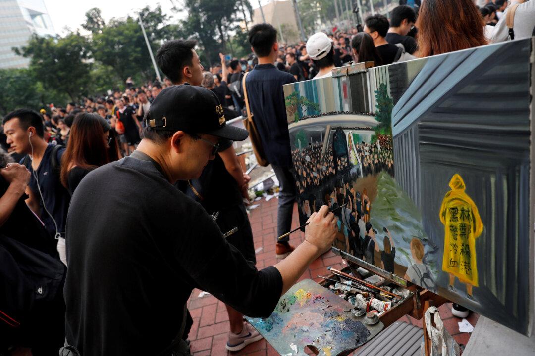 Hong Kong Artist Wields a Paintbrush at Hong Kong Mass Protests