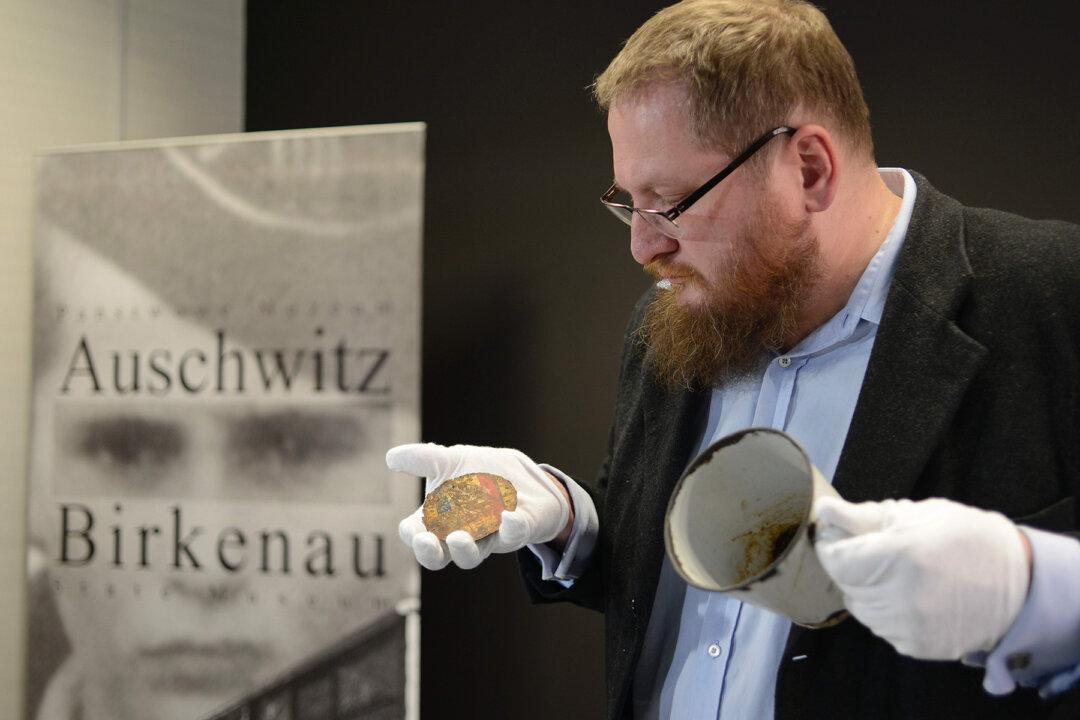 Mug at Auschwitz Has a ‘Heart-Shaped’ Rust Mark, X-Ray Reveals a Hidden Secret