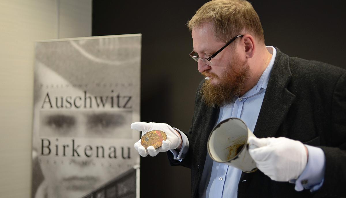 Mug at Auschwitz Has a ‘Heart-Shaped’ Rust Mark, X-Ray Reveals a Hidden Secret