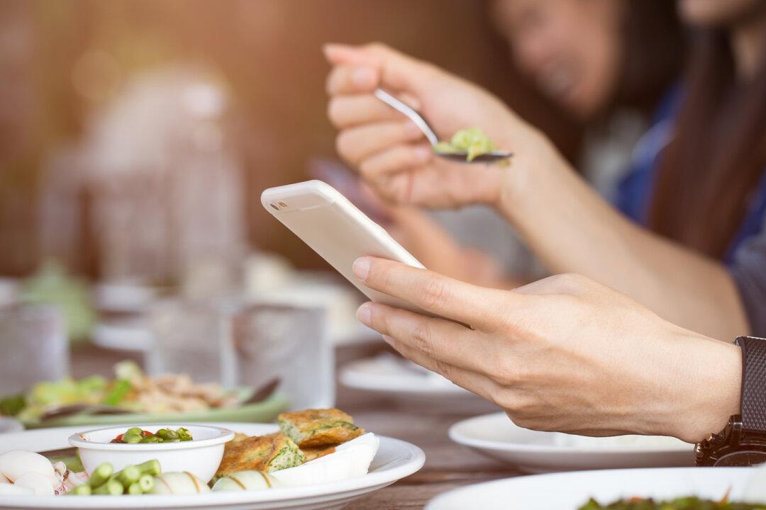 Sons Are Texting at Dinner, Watch the Fed-Up Dad’s Crazy Act to Get Their Attention