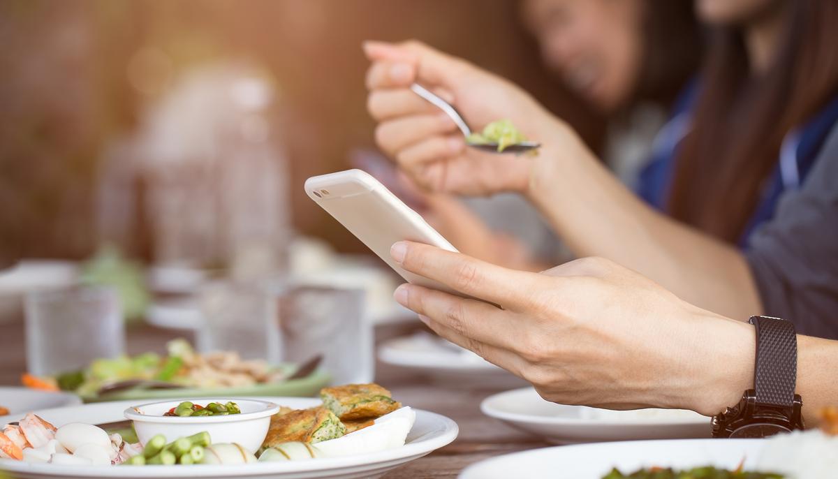 Sons Are Texting at Dinner, Watch the Fed-Up Dad’s Crazy Act to Get Their Attention