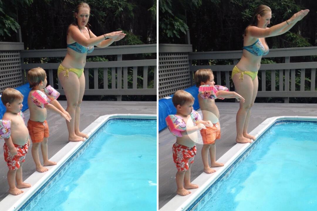 Mom Teaches Kids How to Dive, but Her Second Child Has Other Hilarious Plans