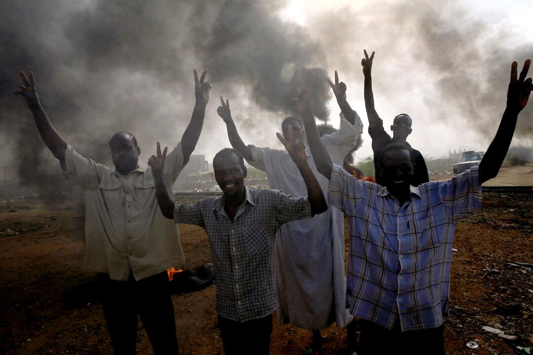 Sudanese Military, Protesters Sign Power-Sharing Document