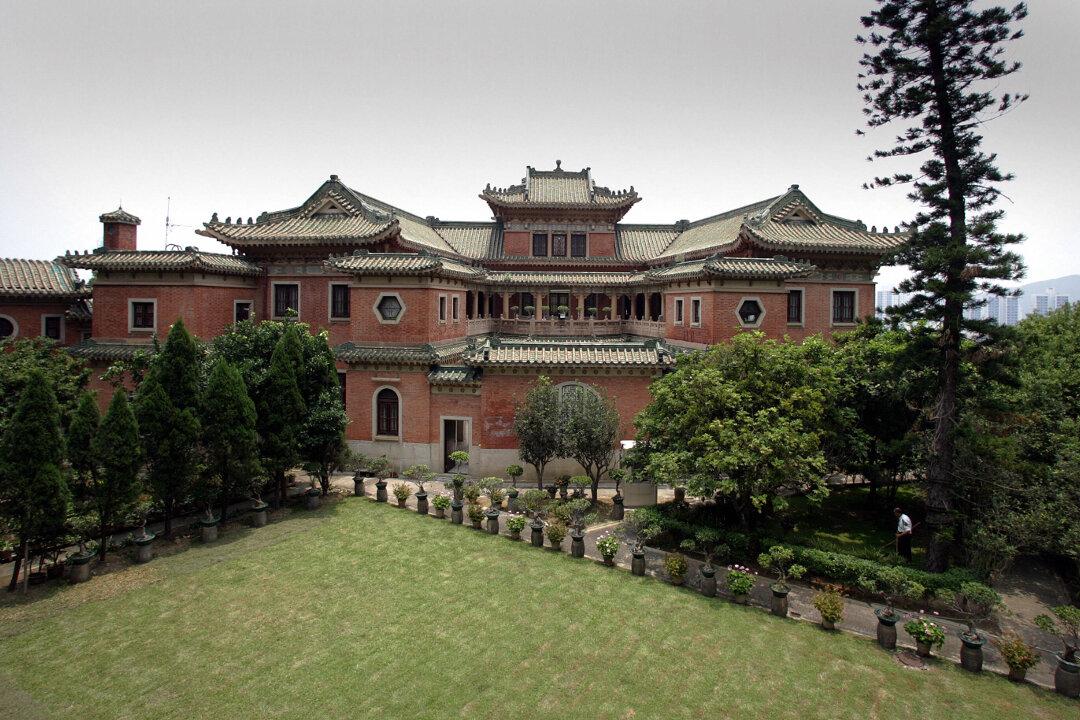 Hundreds Steal Family’s ‘Good Fortune’ by Making U-turns in Front of House