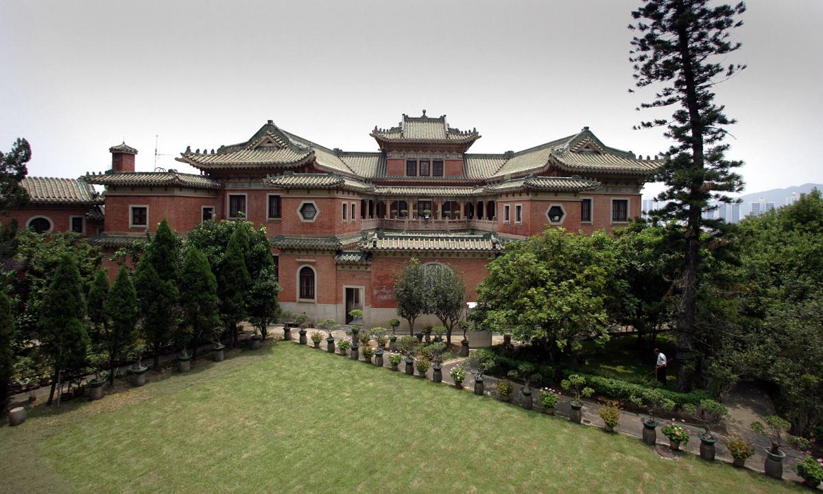 Hundreds Steal Family’s ‘Good Fortune’ by Making U-turns in Front of House