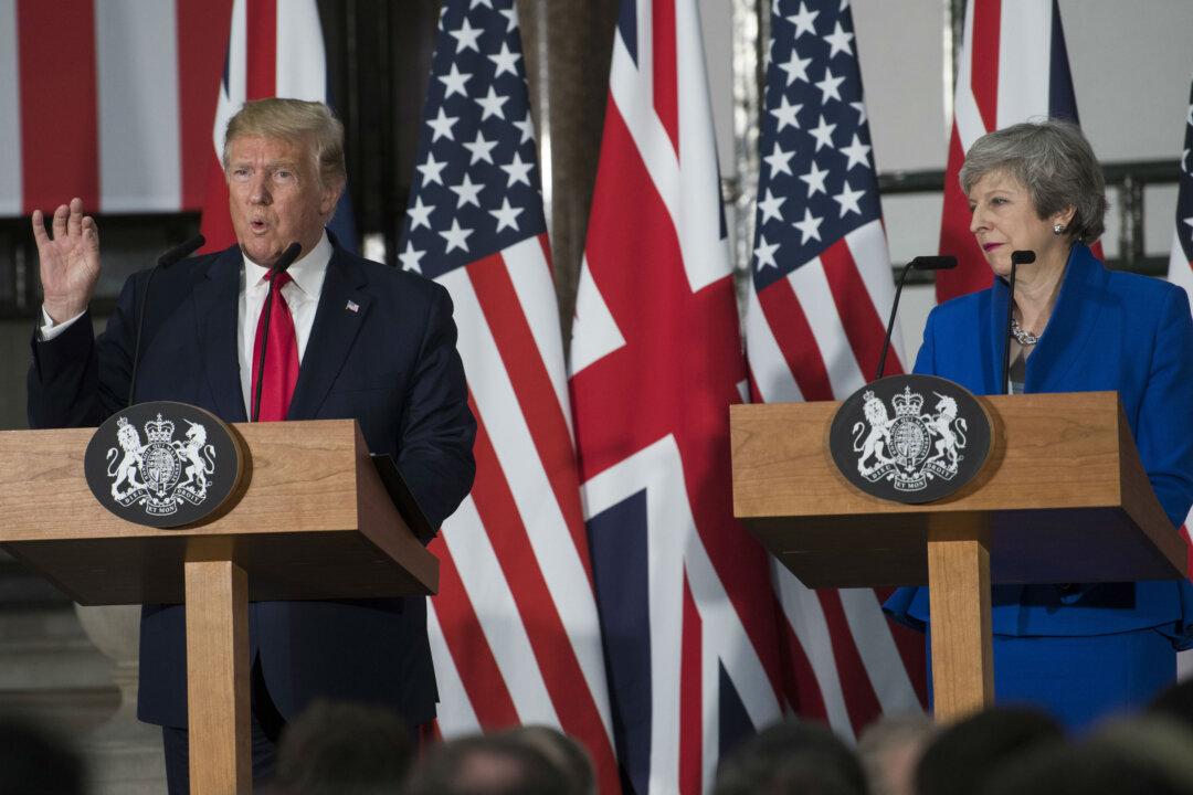 Trump Meets With May in London, Discusses Bilateral Trade Deal