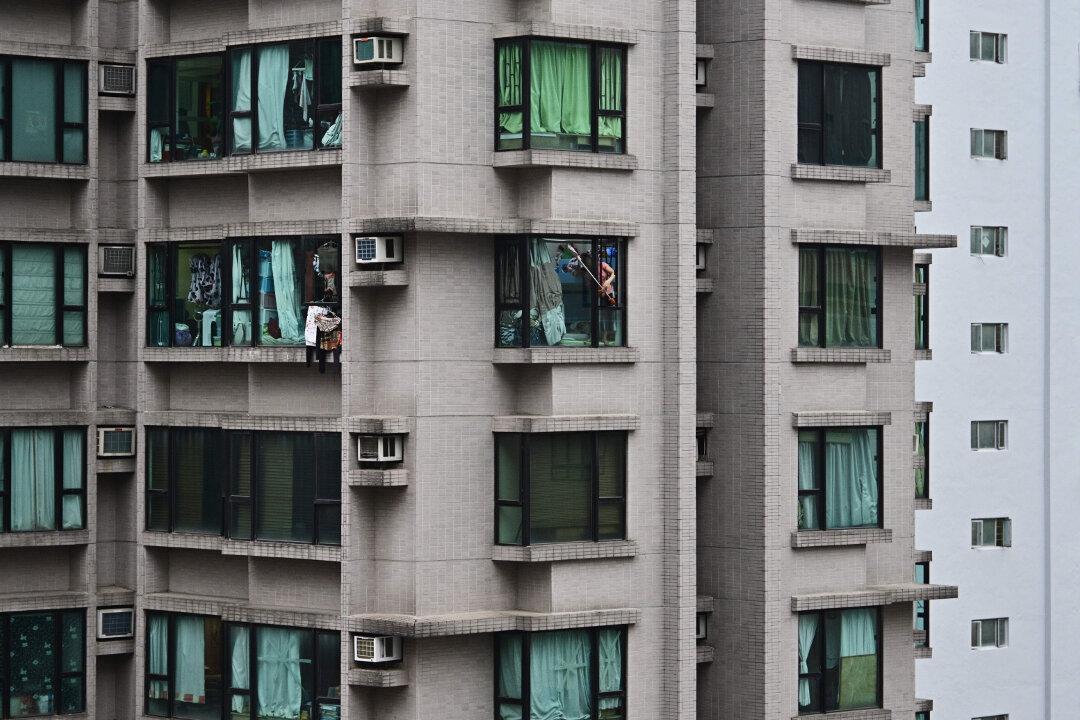 Woman Hides Outside of Building’s 6th Floor to Escape Boyfriend’s Violence