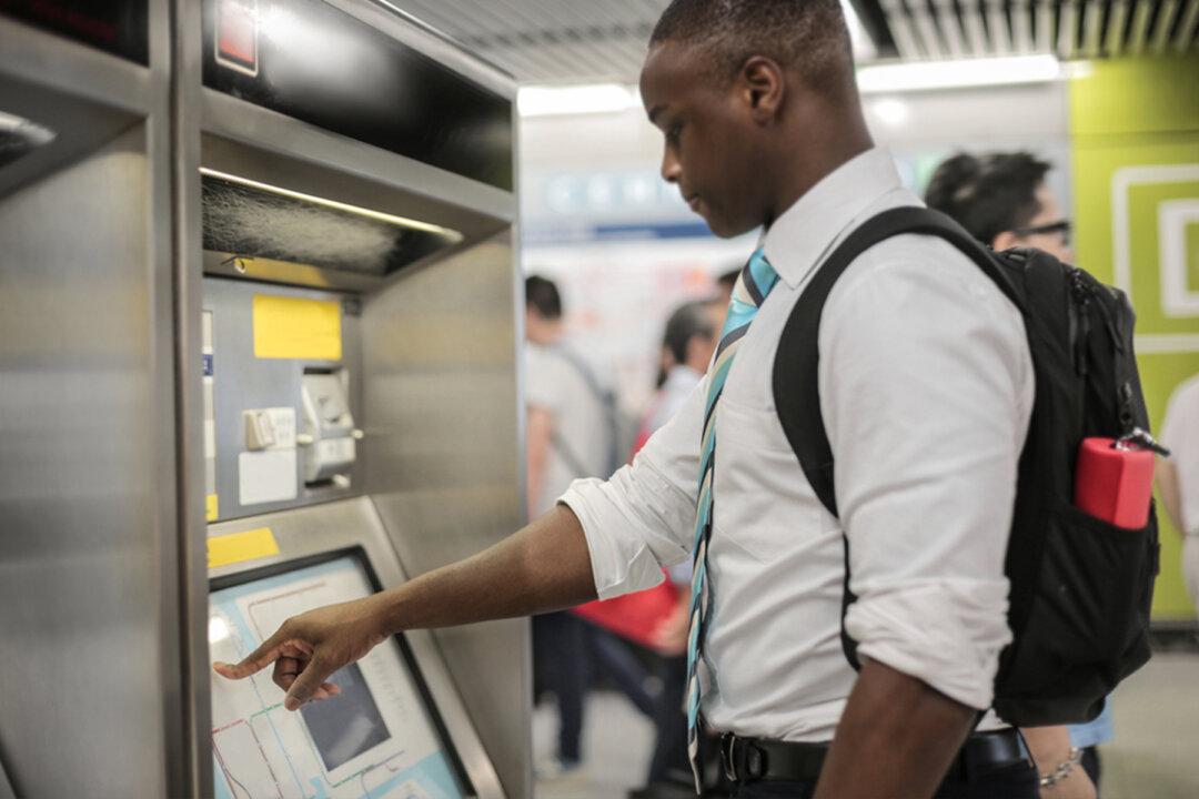 Elderly Man Shows Young Man How to Tie a Tie After Seeing Him Struggling at Train Station