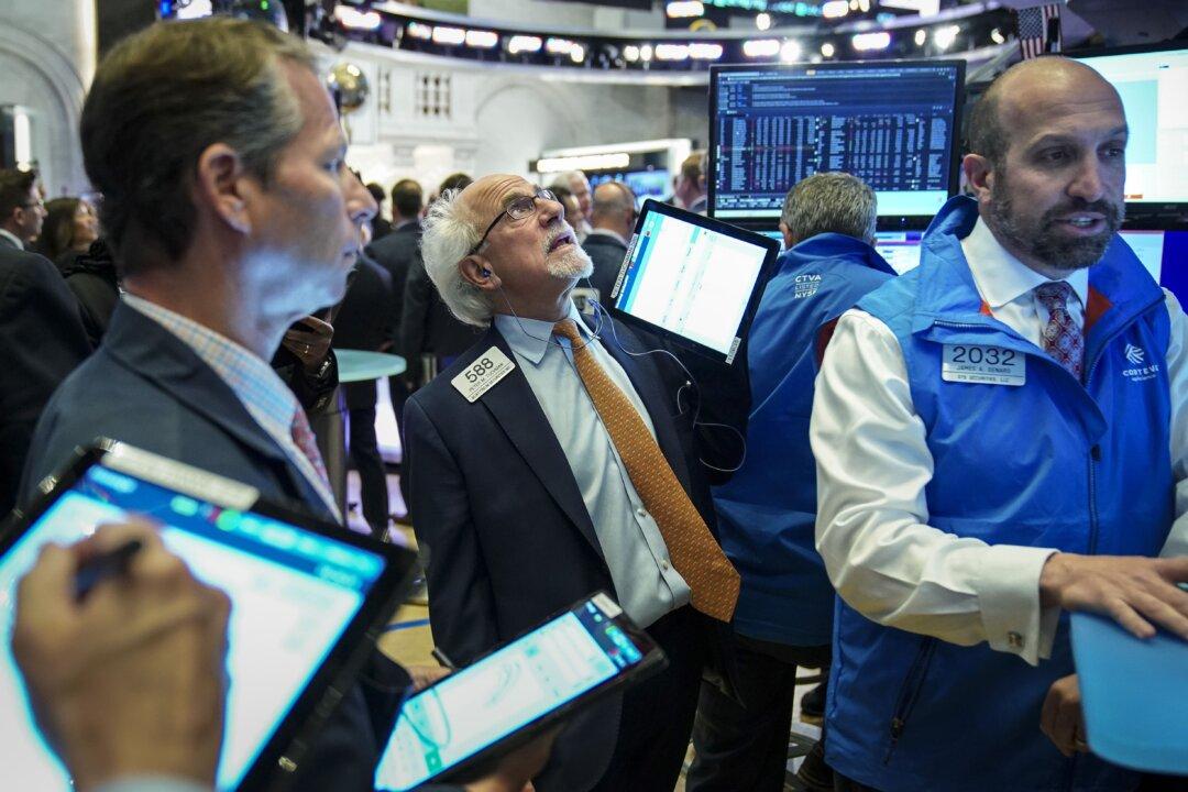 US Stocks Rise as Fed Hints at Rate Cut, Despite Additional China Tariffs Threat