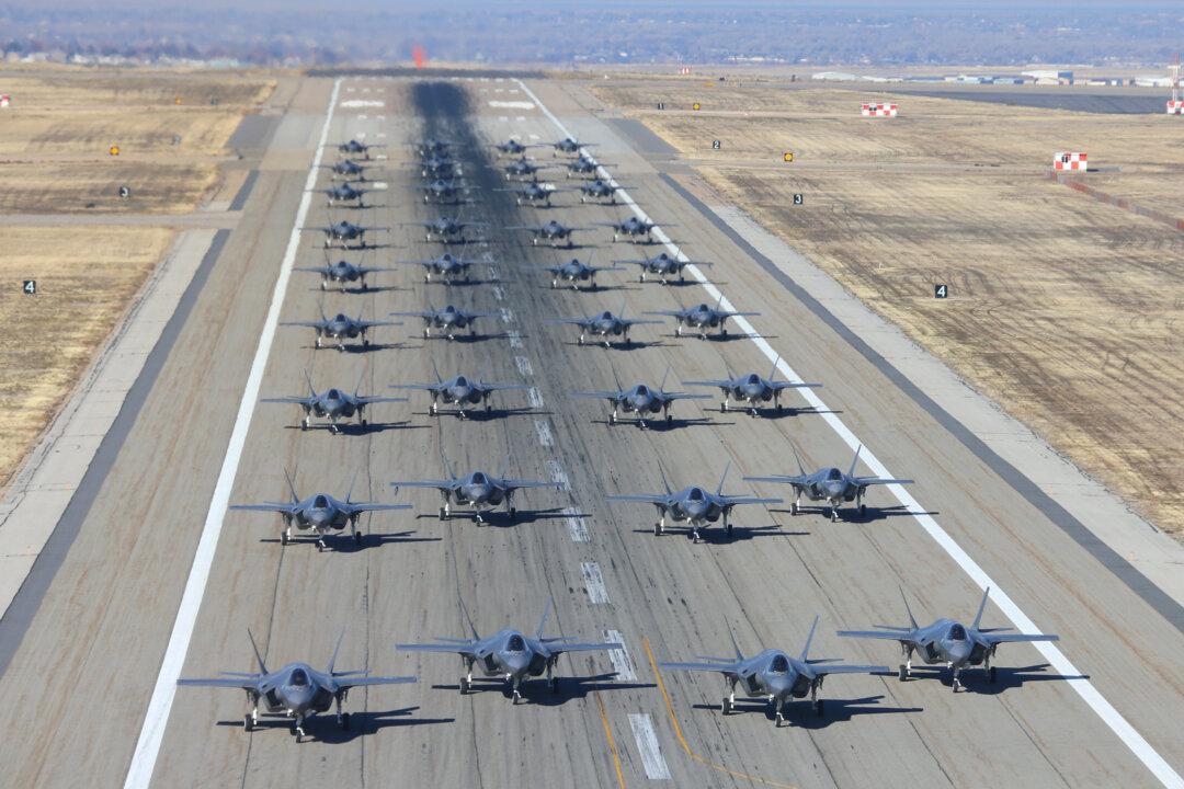 US Begins Simulation Exercises to Train Pilots to Fight China’s J-20