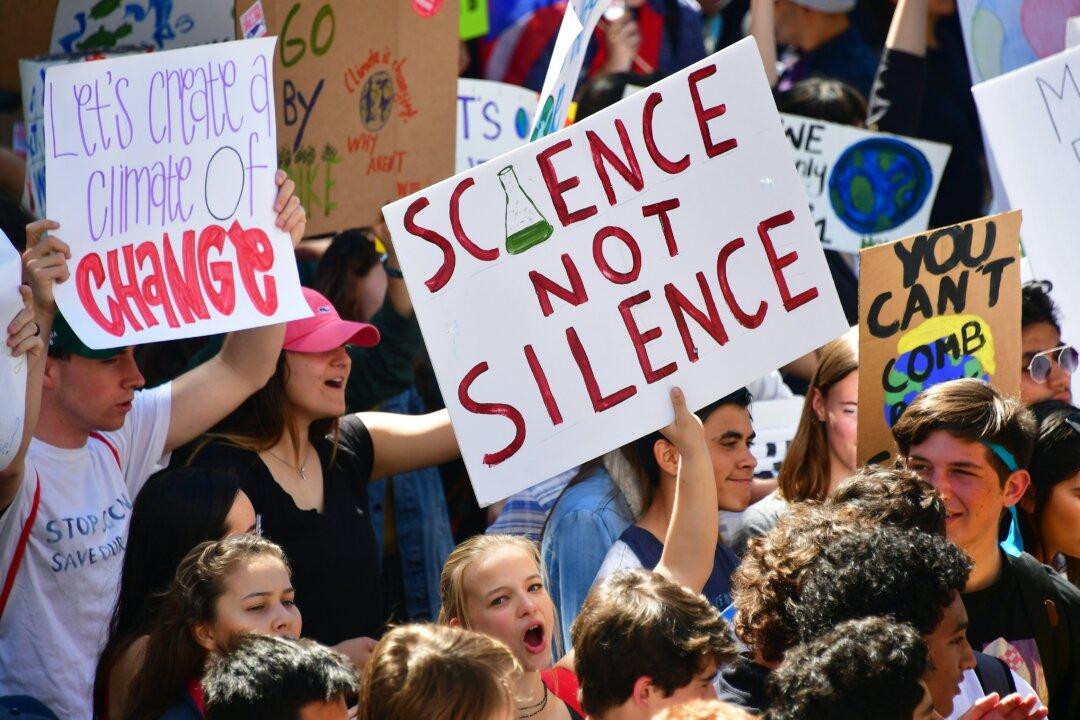 Virginia Governor Signs Bill Giving Students Day Off to Attend Protests