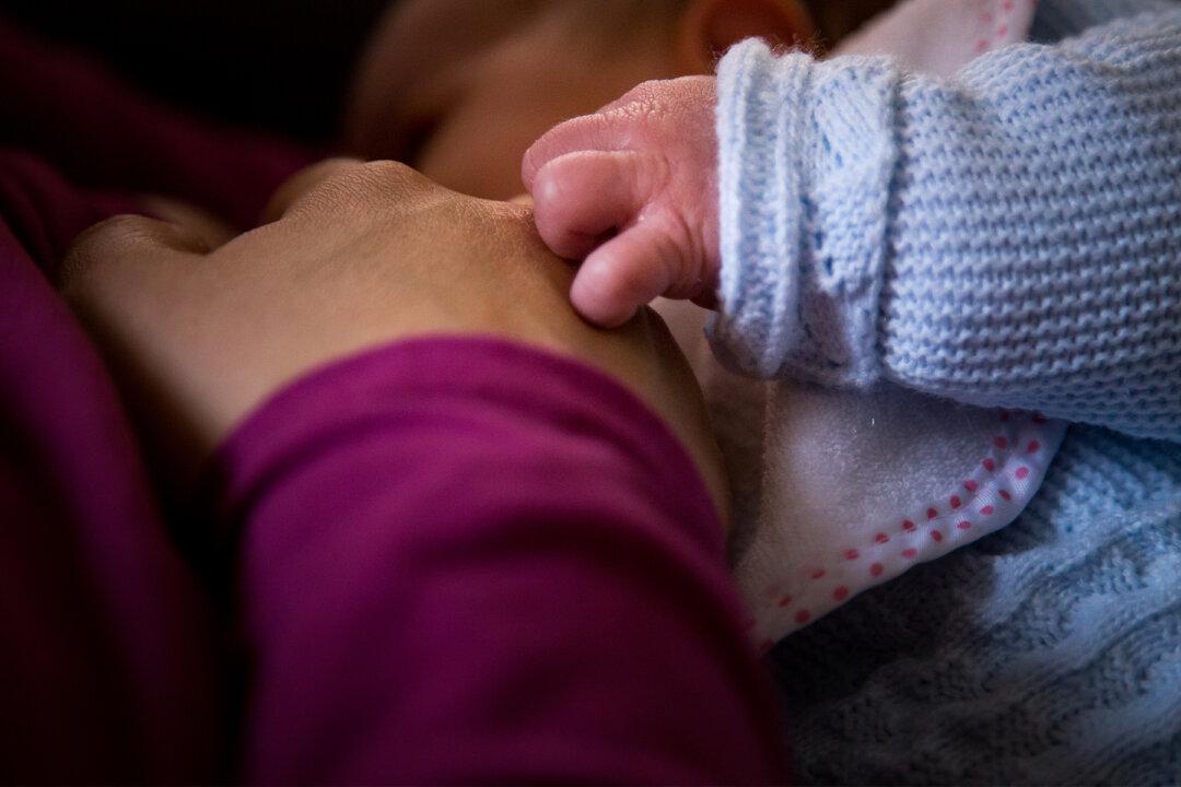 Male Diners Step In to Help Mom Being Attacked for Breastfeeding Baby in Public