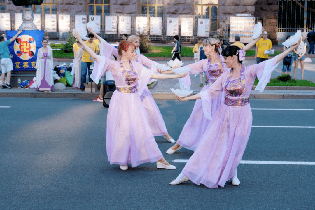 Falun Dafa Practitioners Share Spiritual Tradition with Ukraine Locals