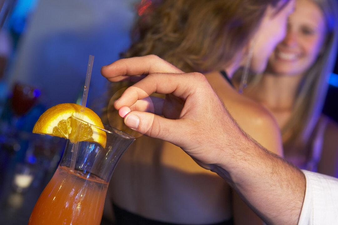 Barman Saves Woman From Being Drugged by Stranger With Simple Drink Trick