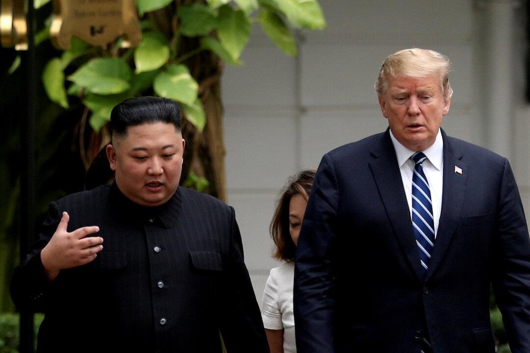 Trump Invites Kim Jong Un to Meet Him at Korean Border