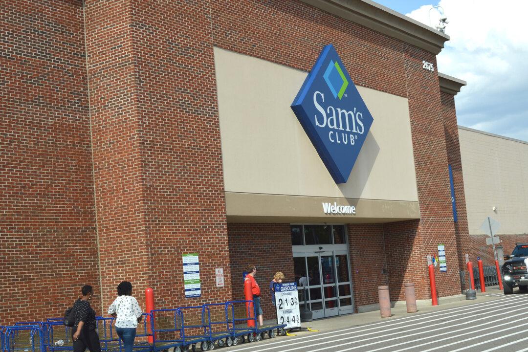 Woman’s Impromptu Retail Store Karaoke Quickly Turns Into an Epic Viral Video