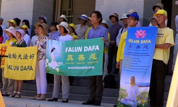 Supporters of Falun Gong holding signs at the capitol building in Sacramento, California, on June 11, 2019. (Daniel Holl/The Epoch Times)
