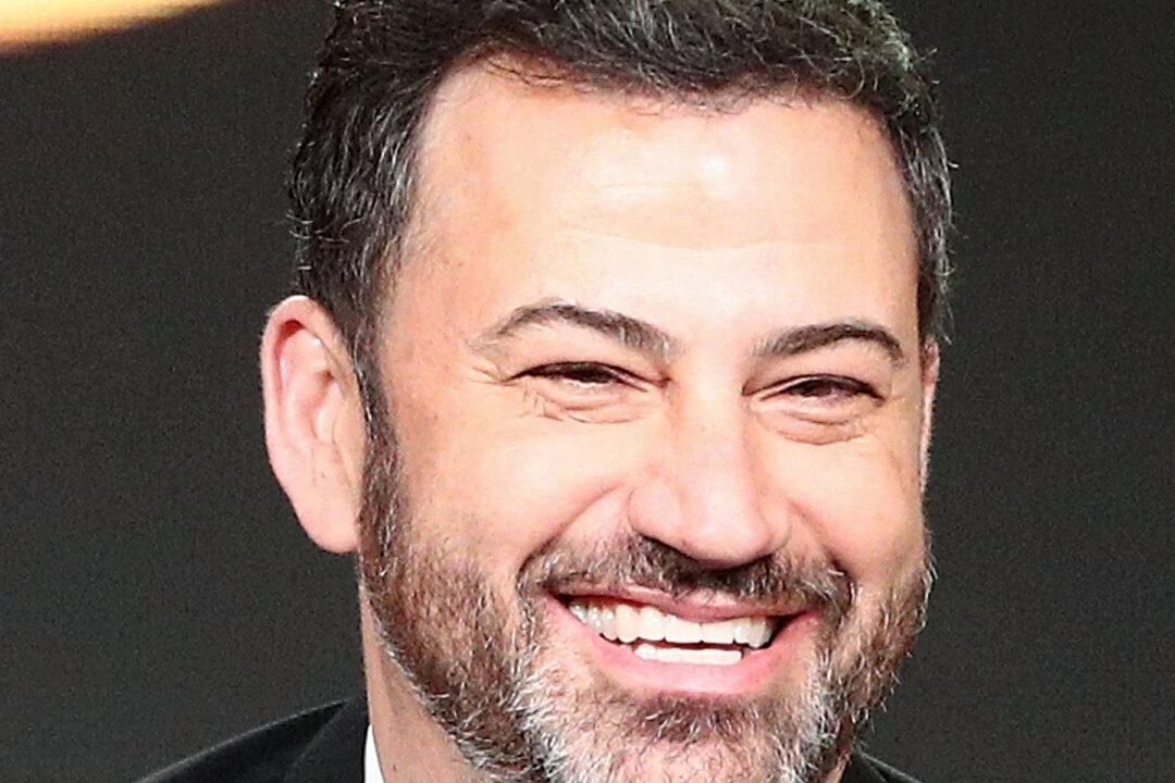 Jimmy Kimmel Pranks His Aunt Chippy With Cousin’s Hilarious Fake Ultrasound at ‘Doctor’s’ Office