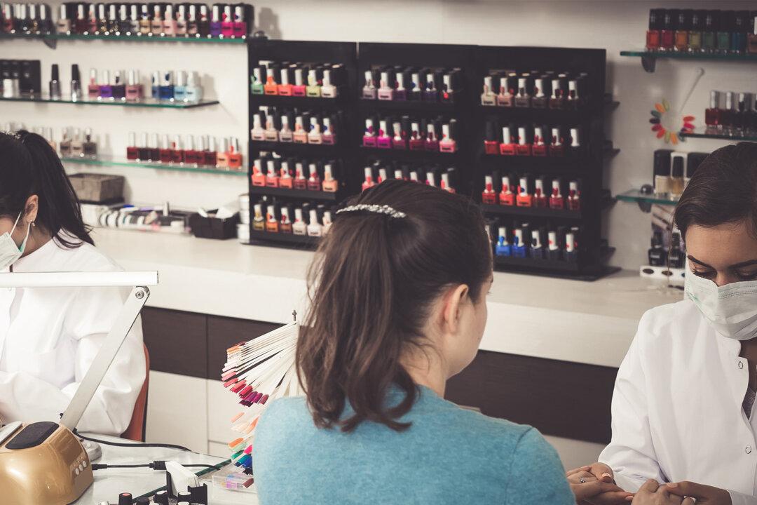 Nail Salon Employee ‘Mistreats’ Lady With Skin Condition Until Other Patrons Speak Up
