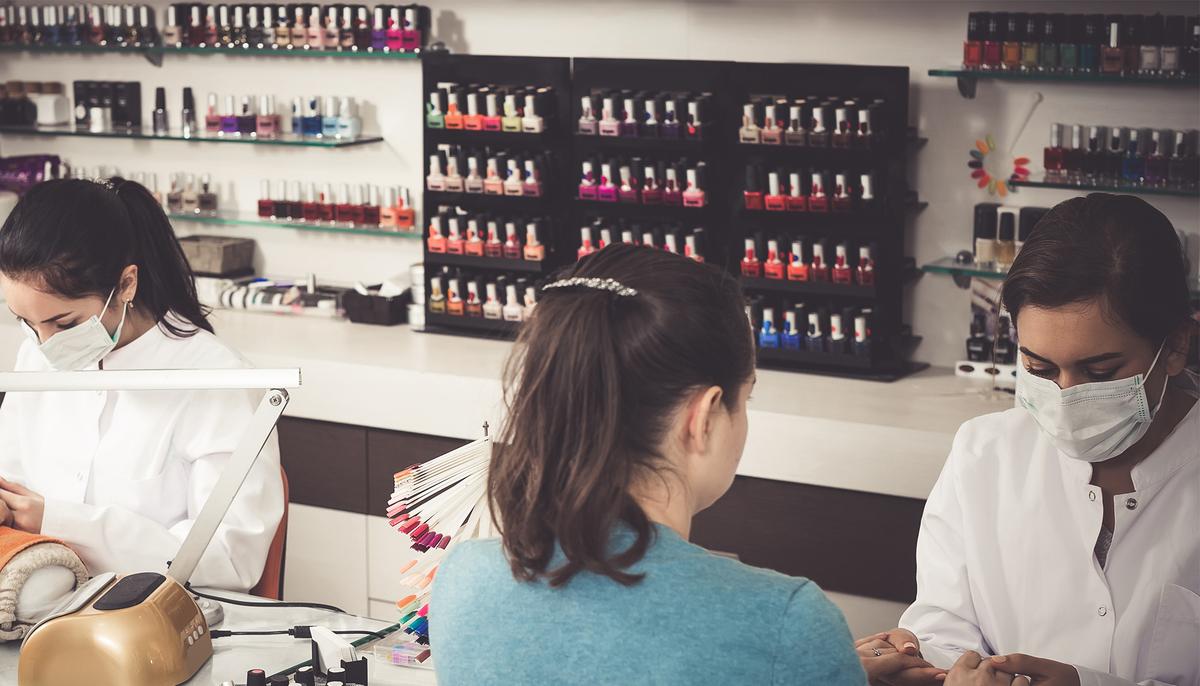 Nail Salon Employee ‘Mistreats’ Lady With Skin Condition Until Other Patrons Speak Up