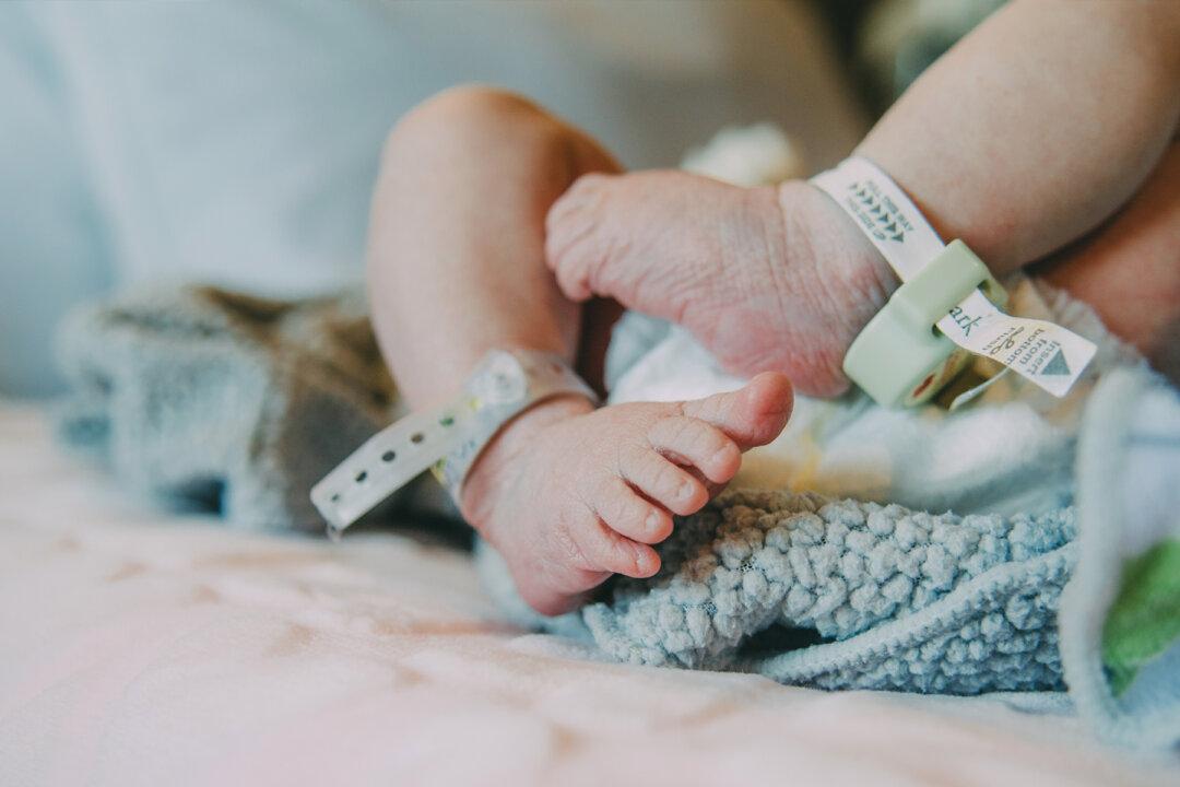 Doctors Panic When Newborn’s Skin Begins to Crack Seconds After Emergency C-section