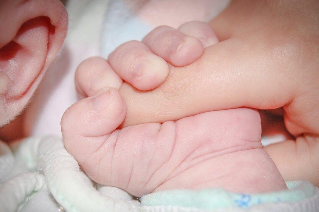 Newborn twins stun the whole room after birth