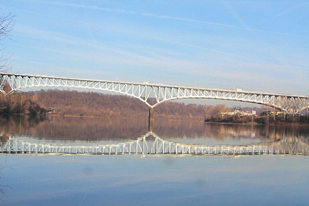 Woman Jumps to Her Death From Bridge, Leaving 3 Young Children Inside Car