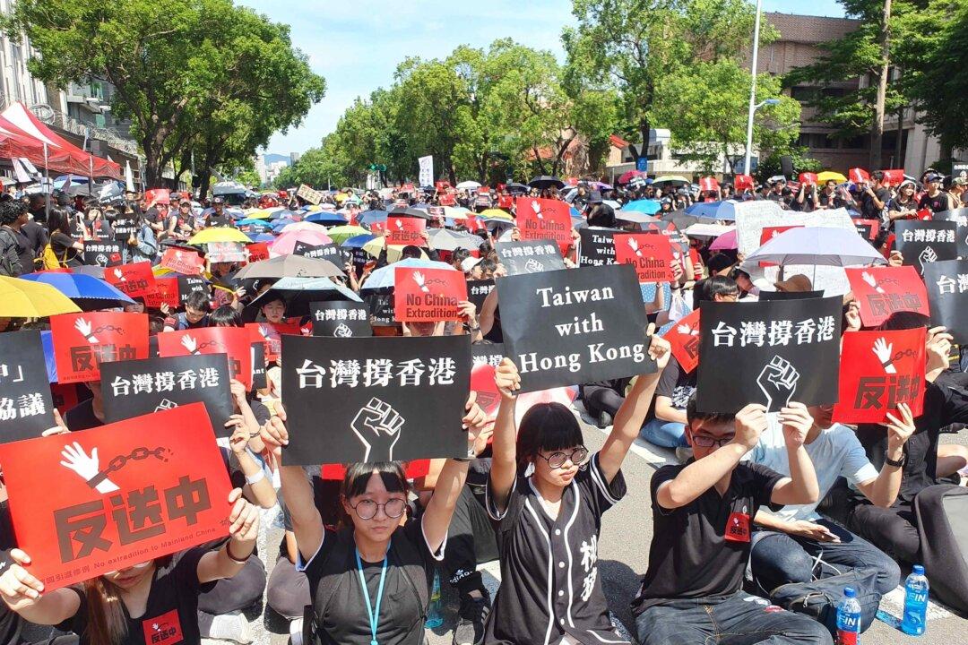 In Taiwan, Over 10,000 People Attend Rally to Support Hong Kong Protest Against Extradition Bill