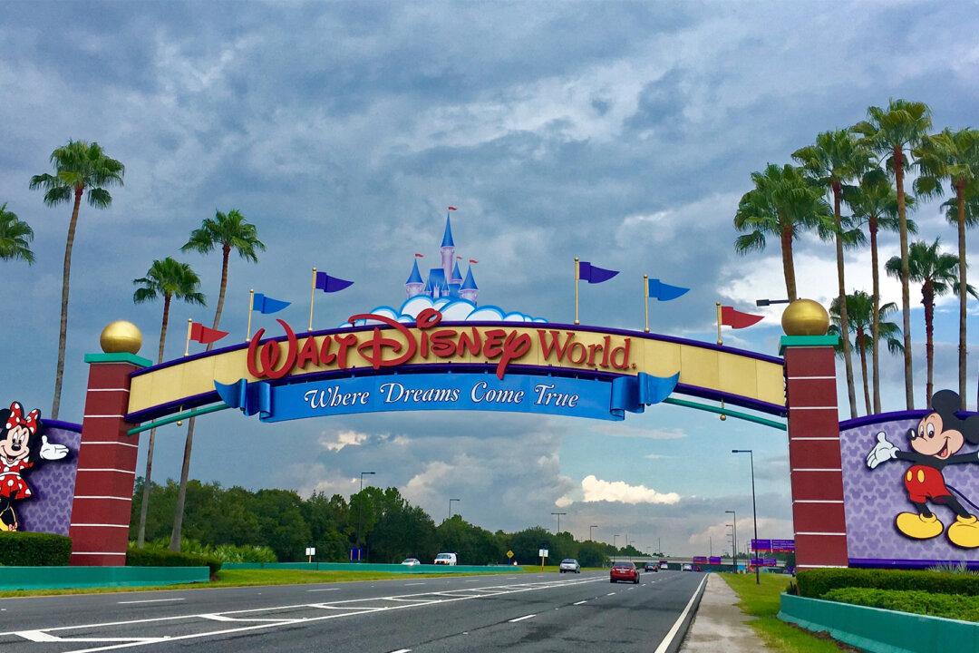 Deaf Family of 4 on Trip to Disney World Touched by the Unique Welcome