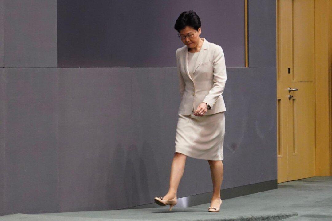 Hong Kong Leader Issues Apology, Refuses to Retract Extradition Bill