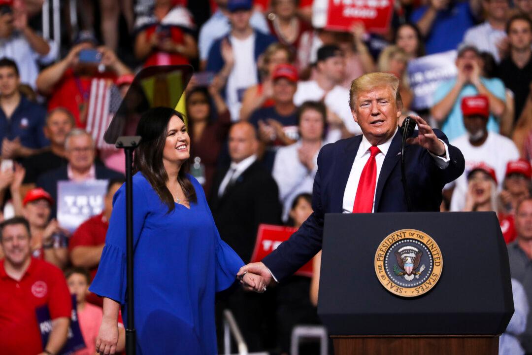Sarah Sanders Gets Standing Ovation at Trump Rally