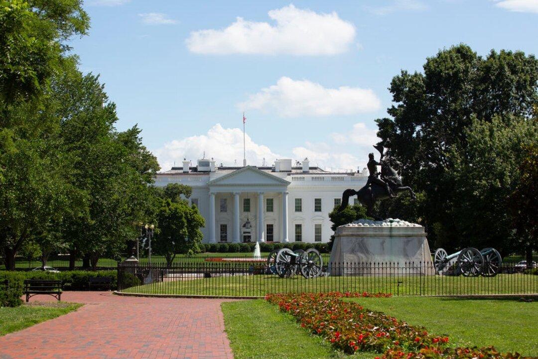 White House on Lockdown: Secret Service Clear Suspicious Package Left on Pennsylvania Ave