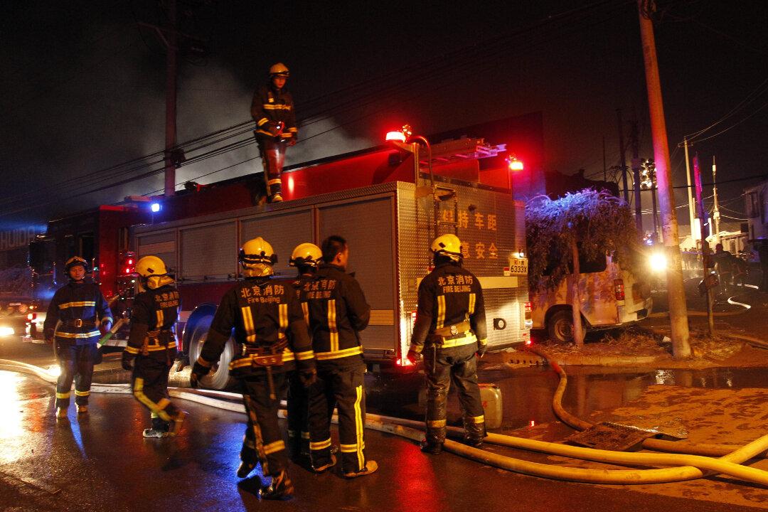 Heartbreaking Footage of Parents Using Their Bodies to Shield Daughter From Fire, Mother Dies