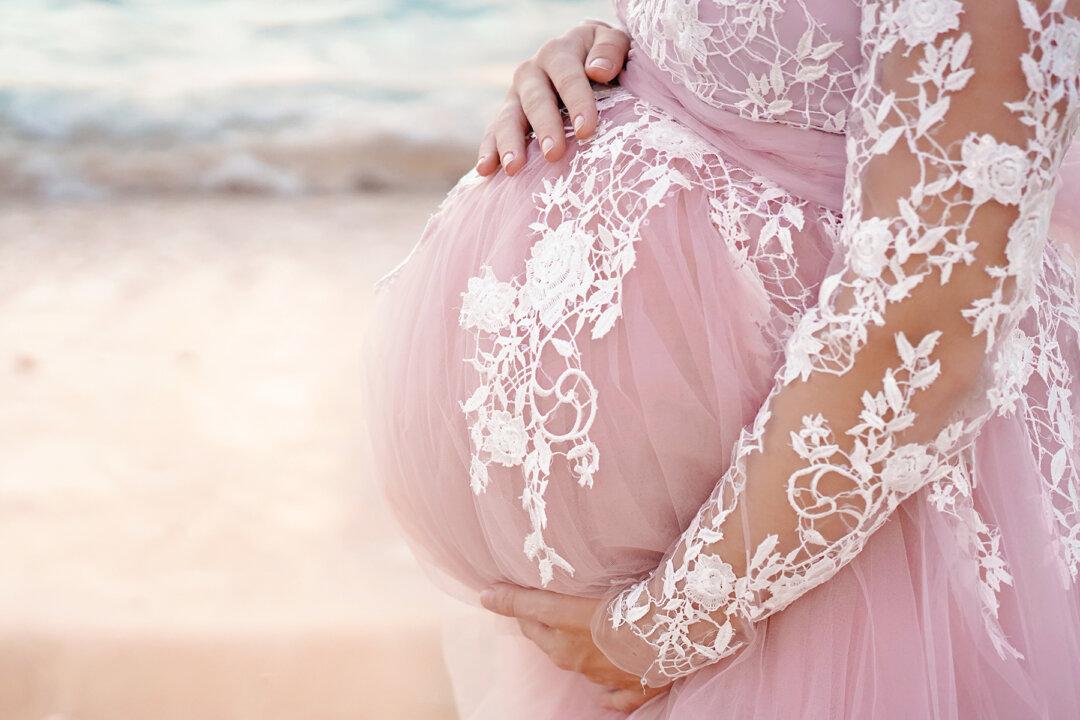 Mom’s Busy With Maternity Photoshoot , Then Photographer Asks Her to Turn Around