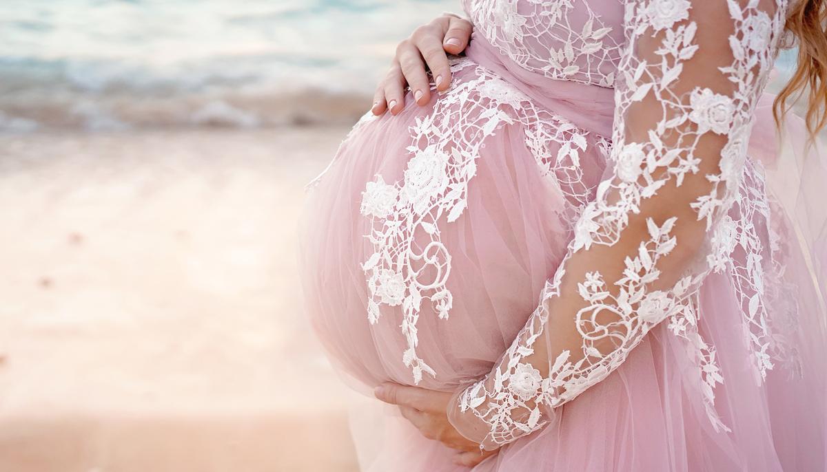 Mom’s Busy With Maternity Photoshoot , Then Photographer Asks Her to Turn Around