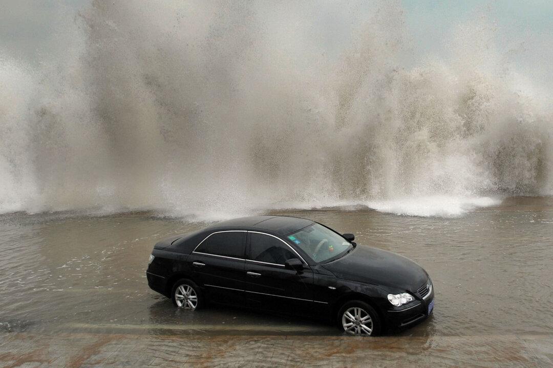 Man Traps Family in Car After He Intentionally Drives Into River, Wait Until You Hear Why