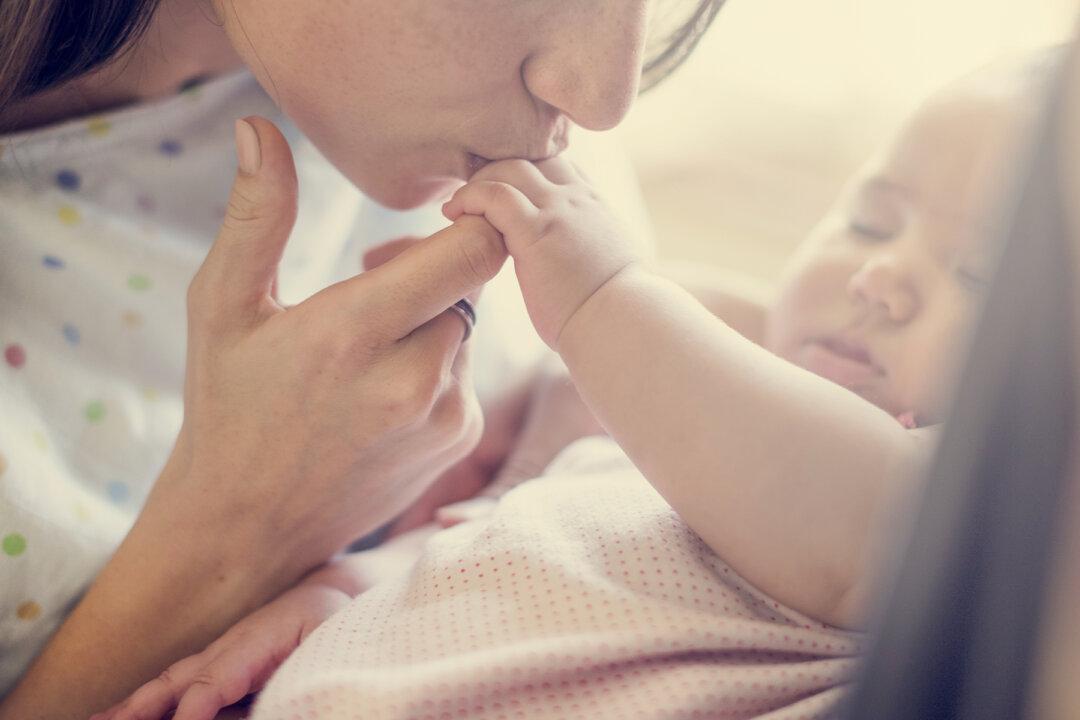 Dad Films Daughter’s Birth, but What She Does to Mom Leaves the Medical Team in Awe