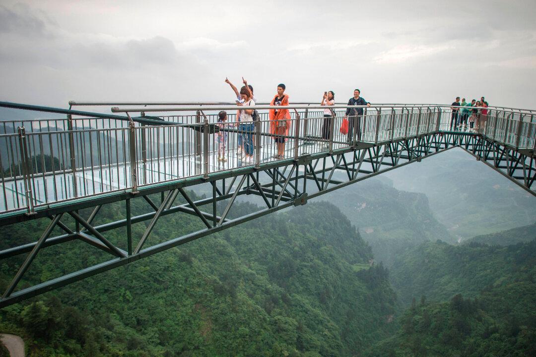 Woman Jumps Off Cliff Everyday to Deliver Food to Co-workers
