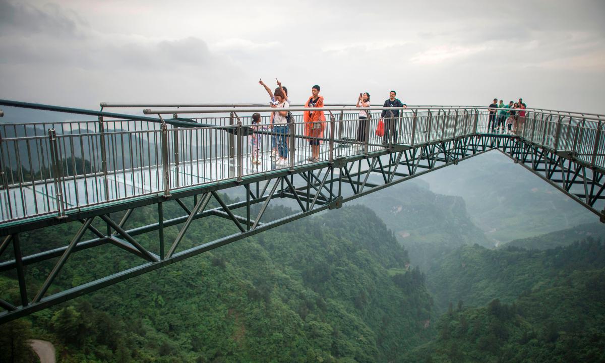 Woman Jumps Off Cliff Everyday to Deliver Food to Co-workers