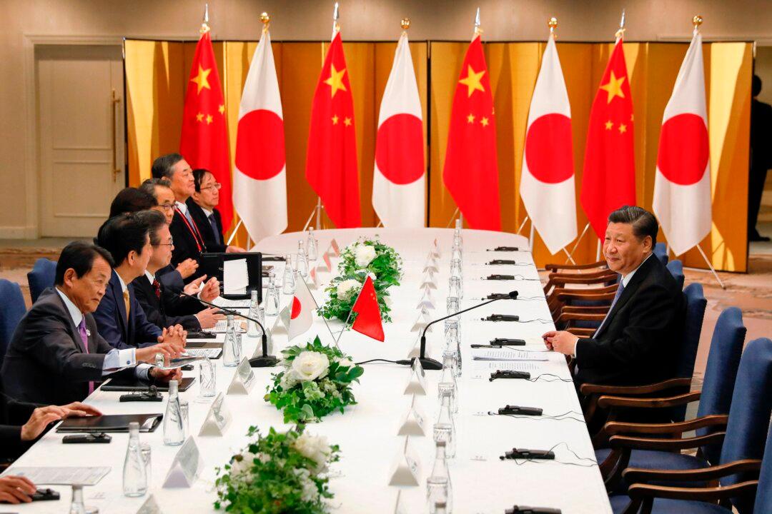 Chinese Leader Xi Briefly Left Alone Facing Entire Japanese Delegation During Meeting With Abe