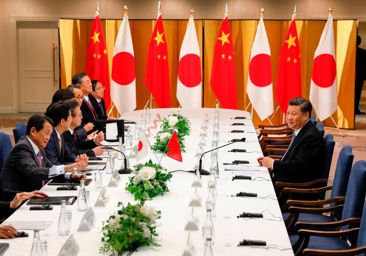 Chinese Leader Xi Briefly Left Alone Facing Entire Japanese Delegation During Meeting With Abe