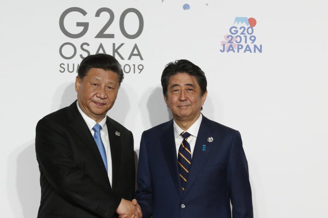 Xi Said He Wouldn’t Be Communist If Born in Japan: Shinzo Abe Memoir