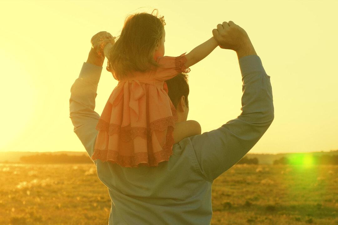 Daddy and Toddler Sing ‘My Girl’ in Front of Mirror, Melt Hearts With Their Dance Moves