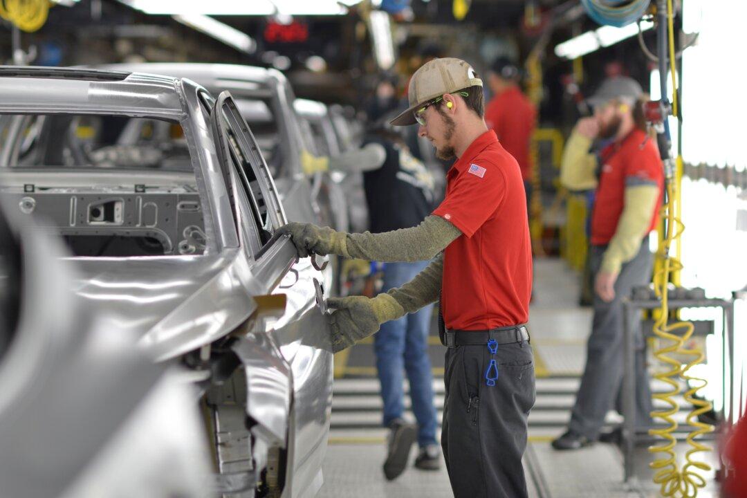 Americans Trust Their Employers, Distrust Media and Government, Survey Says