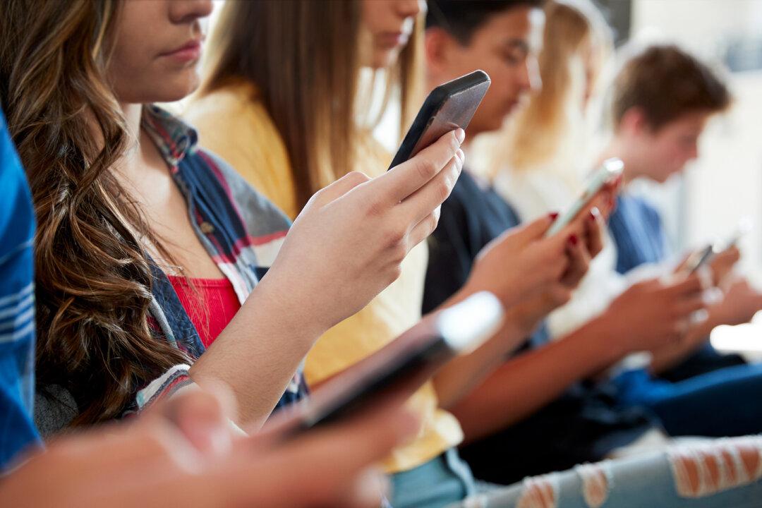 Teacher Fed Up With Students Using Phones in Class Forces Them to Lock Them Up–and They Love It