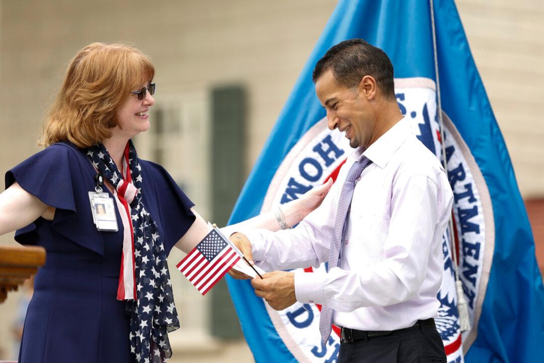 America’s Newest Citizens Celebrate Nation’s Birthday at George Washington’s Home