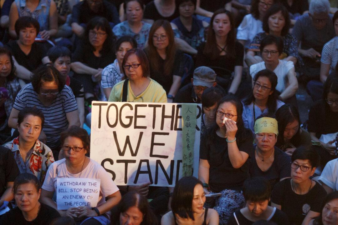 Hong Kong Mothers March in Support of Student Protesters