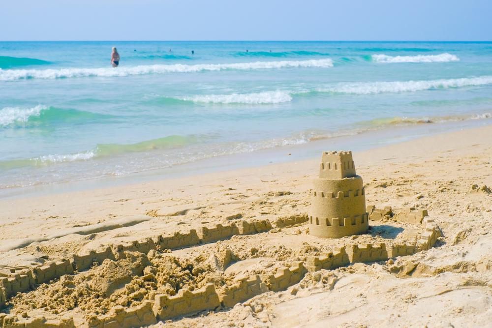 Illustration - Shutterstock | <a href="https://www.shutterstock.com/image-photo/sand-castle-on-beach-791130940?src=is-Qt9N0Yz2CmjshuSNGBw-4-31&studio=1">montreep</a>