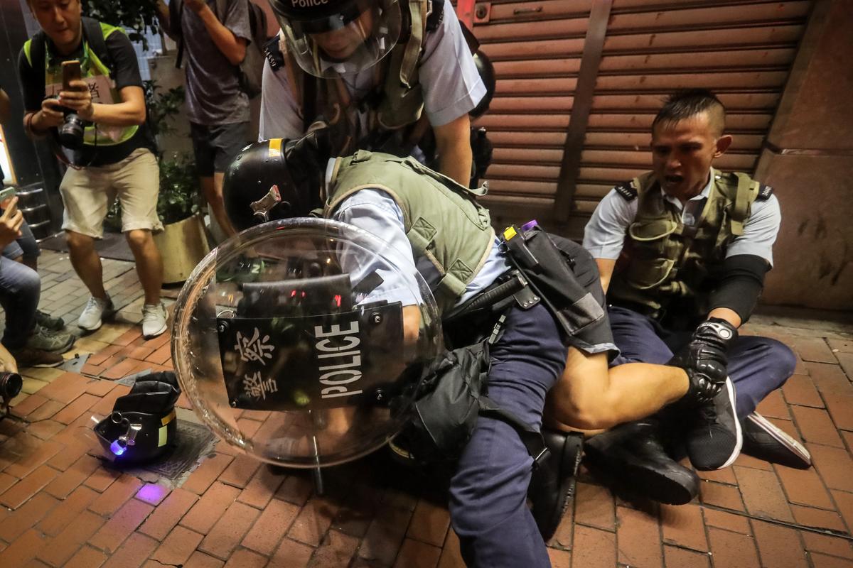 Police Arrest, Beat Hong Kong Protesters Who Gathered at Night After Peaceful March