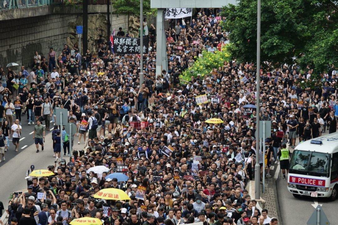 230,000 March in Hong Kong to Reach Out to Mainland Chinese Tourists About Protest